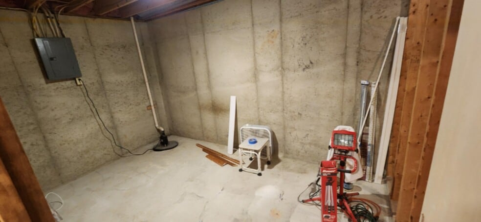 Storage Room, Lower Floor - 1216 Dale Ct NE