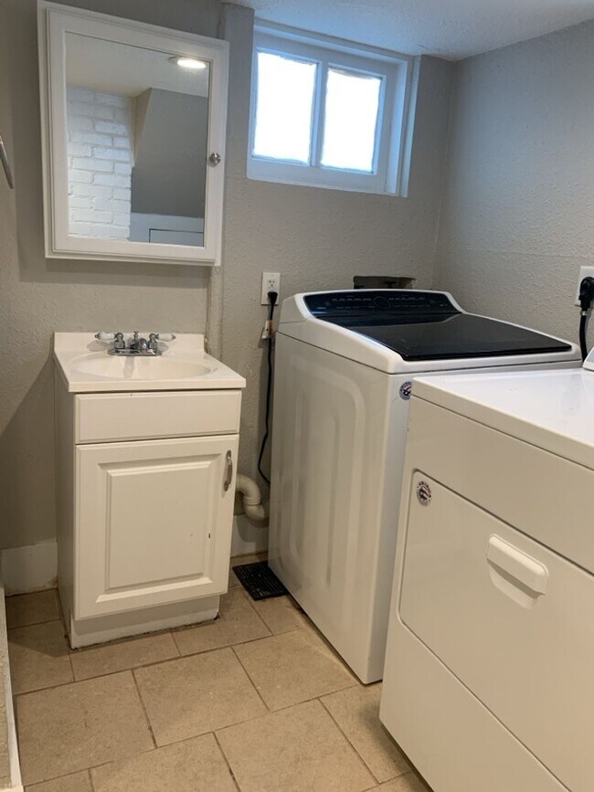 Building Photo - STUDENTS WELCOME! Adorable Single-Family Home in Historic Old Town