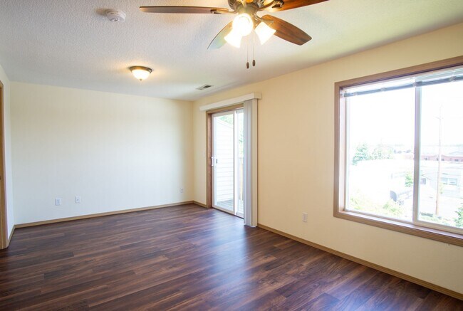 Building Photo - Great Piedmont 3 Bdr Townhouse w/Fireplace, DW + Garage!