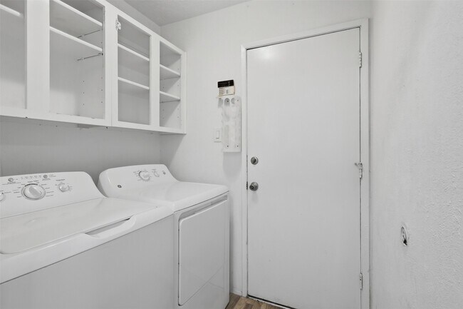 Building Photo - 4035 Cypressdale Dr