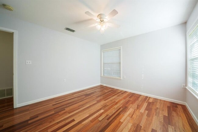 Building Photo - 1403 Broadmoor Dr