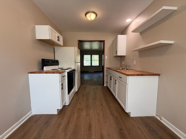 Building Photo - Centrally located 2 bed 1 bath duplex