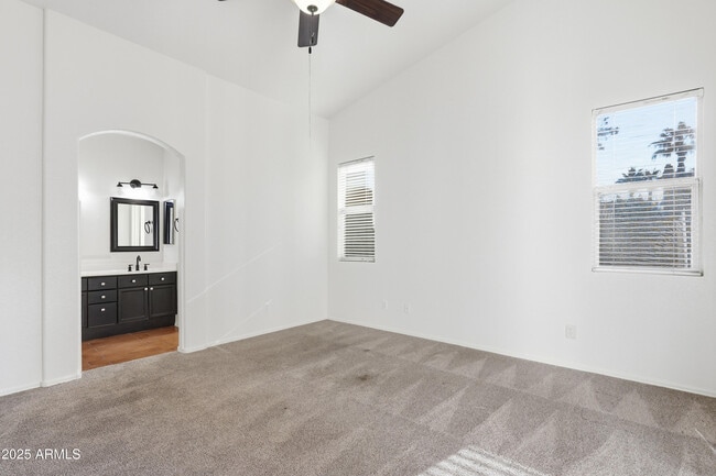 Building Photo - 2059 E Huron Ct