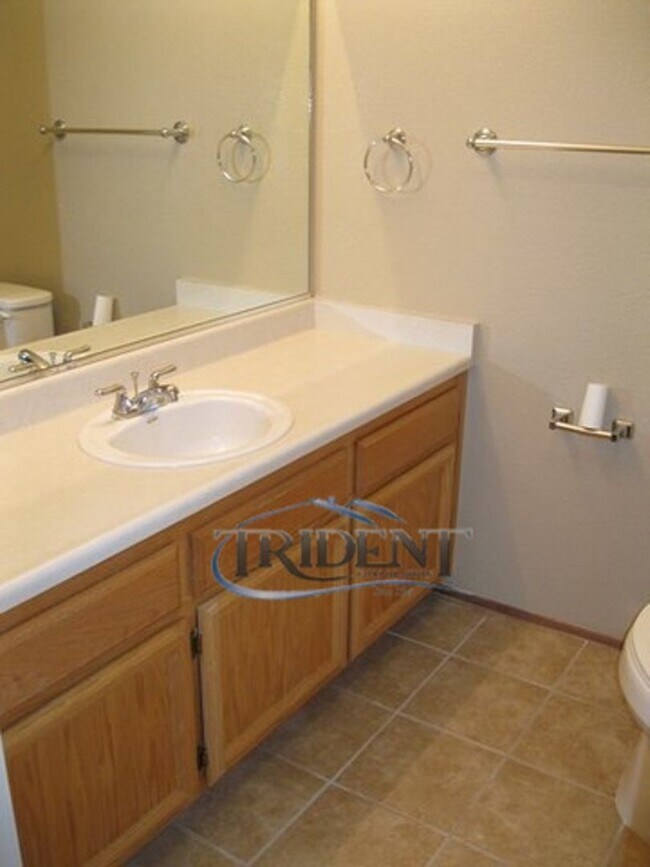 Building Photo - 3 bedroom, 2 bath half-plex/duplex