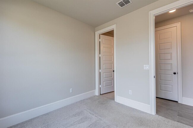 Building Photo - 499 Anfield Cir