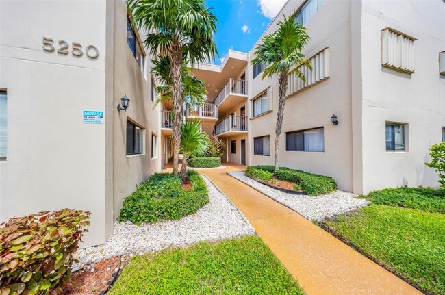 Building Photo - 5250 Las Verdes Cir