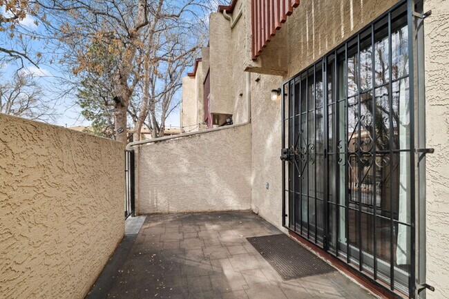 Building Photo - Great 2 bed 2 bath town house centrally lo...