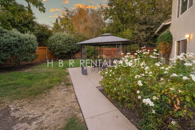 Building Photo - Bright Craftsman-Style 4 Bedroom Home in Q...