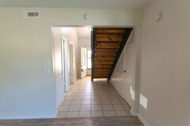 Building Photo - 224 S Bouziden Dr