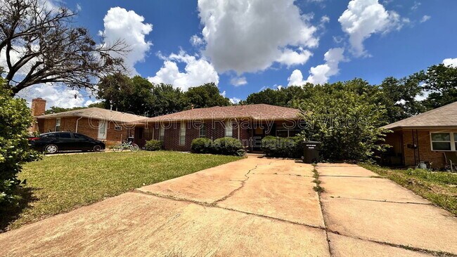 Building Photo - 915 Delmar Cir