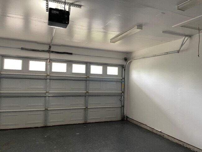 Building Photo - Application Received | Updated Single-Story 3 Bed, 2 Bath | Big Yard | Pet Restrictions