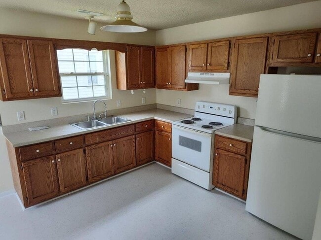 Building Photo - Super Cute home located in City Limits