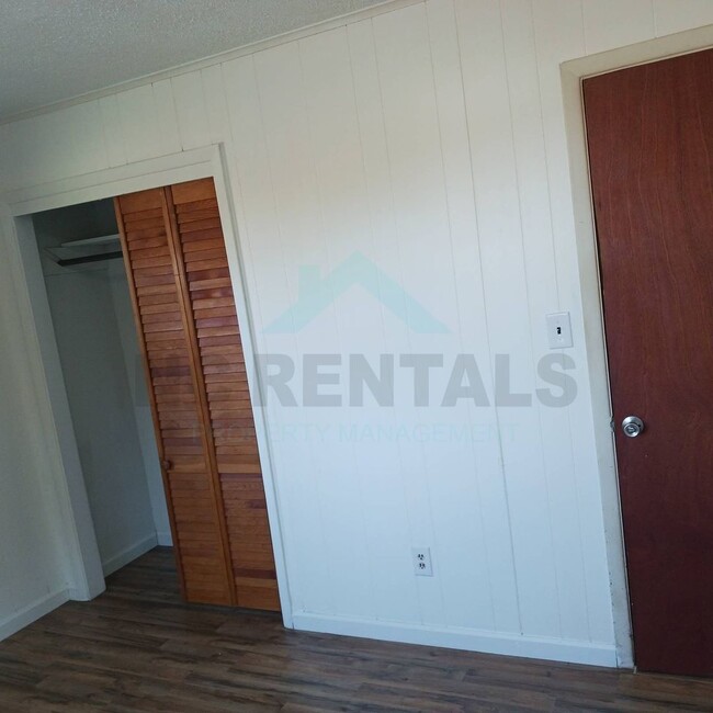 Building Photo - COMING SOON: Recently Renovated 2-Bedroom ...