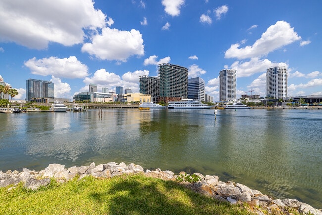 Building Photo - 705 Mainsail Dr