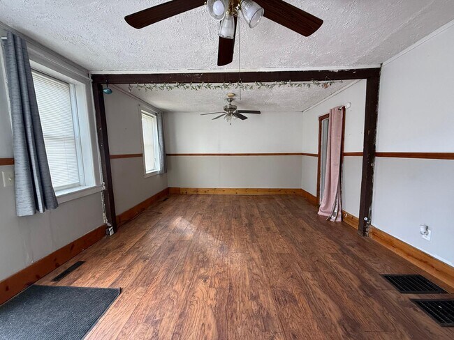 Building Photo - 977 Riverside Dr