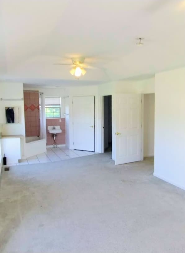 Building Photo - 1607 Meadow Spring Dr