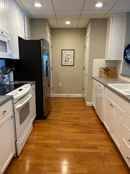 Building Photo - 810 W Princess Anne Rd