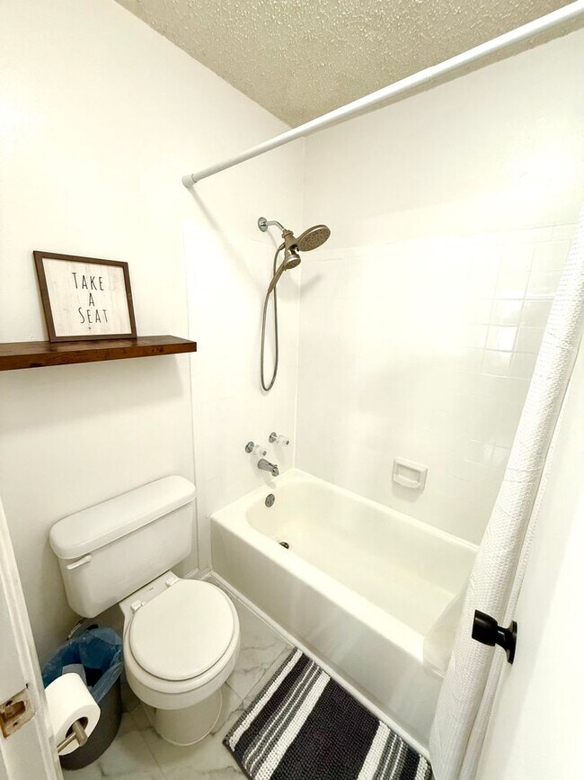 Building Photo - AVAILABLE NOW! 3rd Floor 1 Bedroom / 1 Bat...