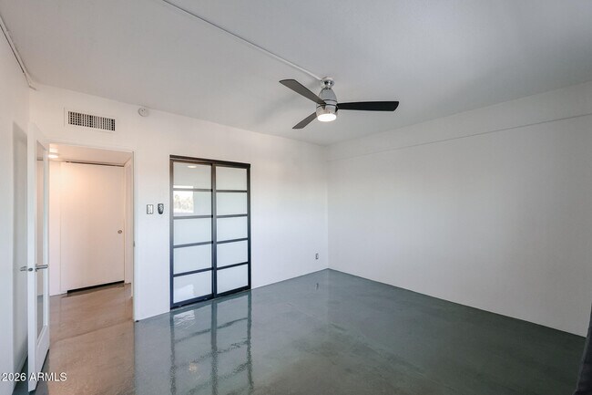 Building Photo - 353 E Thomas Rd