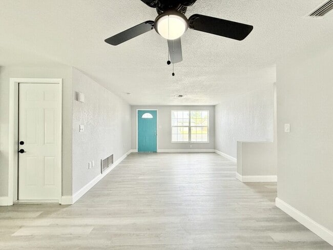 Building Photo - 3250 Coldwell Dr