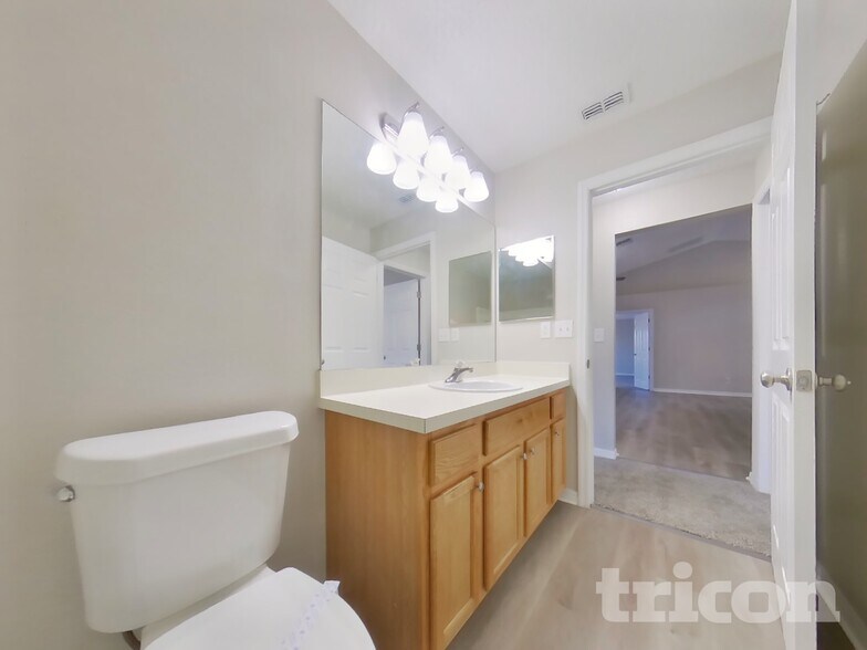 Building Photo - 1026 Sandhill St