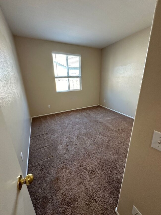 Building Photo - 4 BEDROOM HOME + OFFICE IN VICTORVILLE