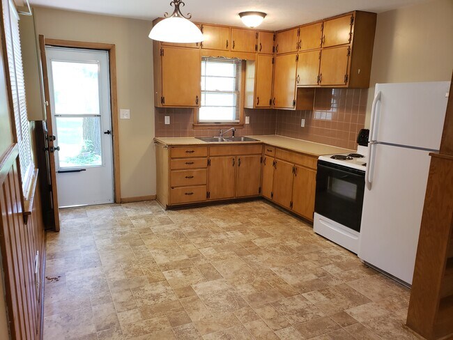 kitchen - 411 W Linden Ave