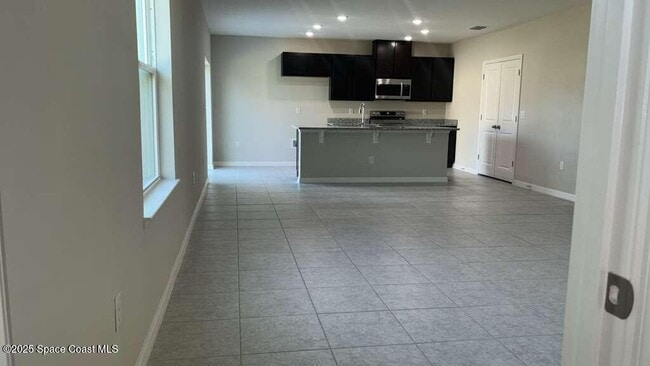 Building Photo - 474 San Filippo Dr SE