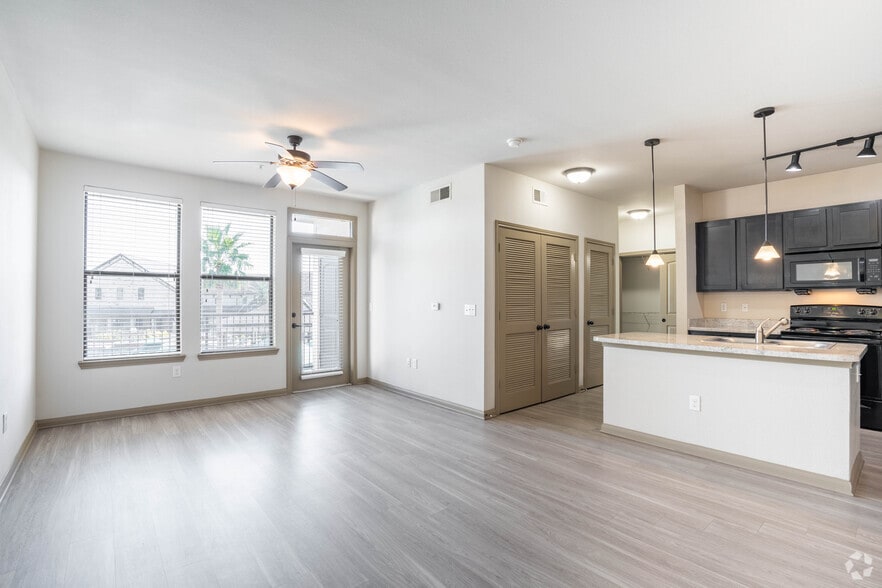 1BR, 1BA - 877SF - Living Room - The Commons at Hollyhock