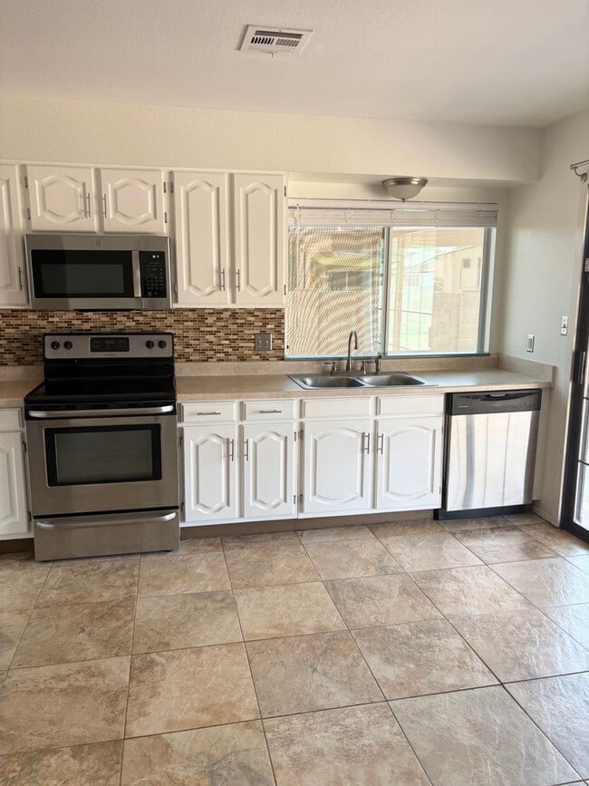 Building Photo - **Excellent 3br/2ba/2garage HOUSE (EXTENSI...