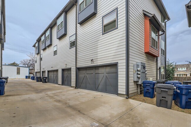 Building Photo - 301 E Lamar St