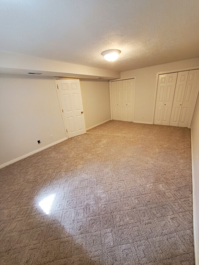 Building Photo - 920 Summerset Ct