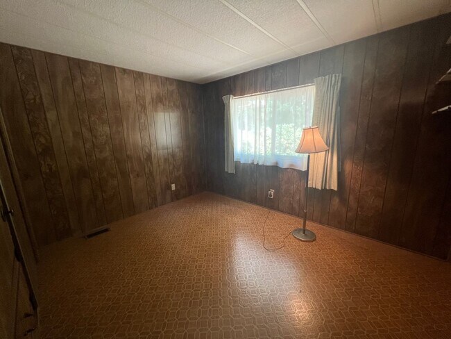 Building Photo - Three Bedroom Rental Home on Acreage! Pets Okay! Available Now!