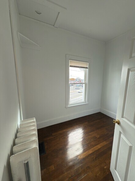 Building Photo - 1060 Forest Ave