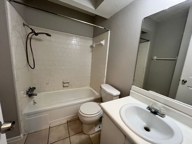 Building Photo - Duplex in Southwest Houston with Spacious ...