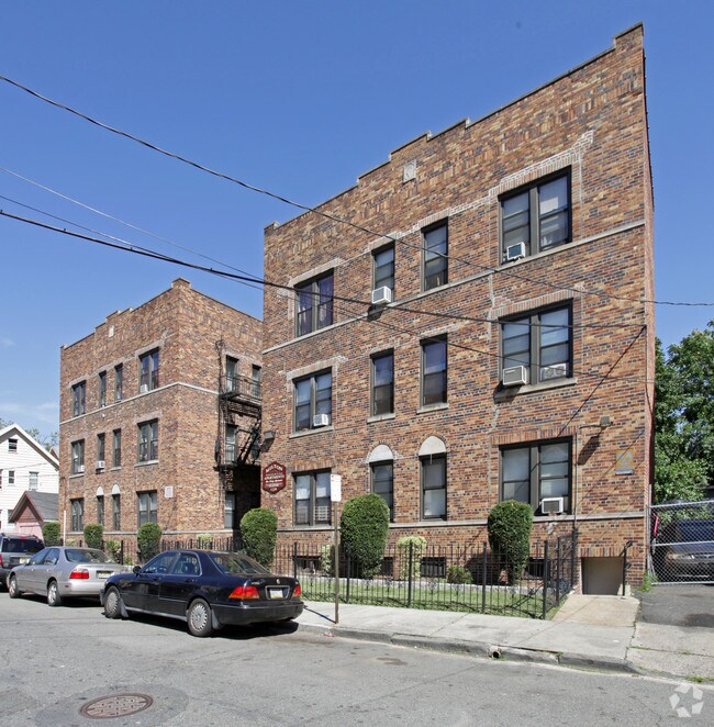 Milton Apartments - 128 S Durand Pl