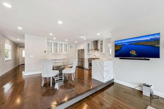 Building Photo - 464 Christie Dr