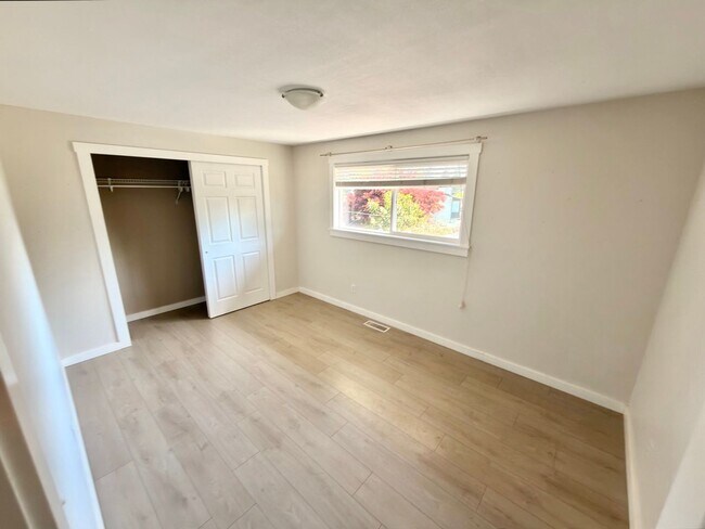Building Photo - Spacious 4BD/3BA Bellevue Home with Private Backyard & Garage