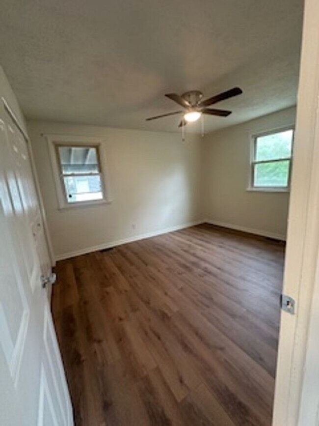 Building Photo - Three Bedroom House