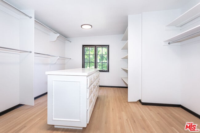 Building Photo - 806 N Alpine Dr