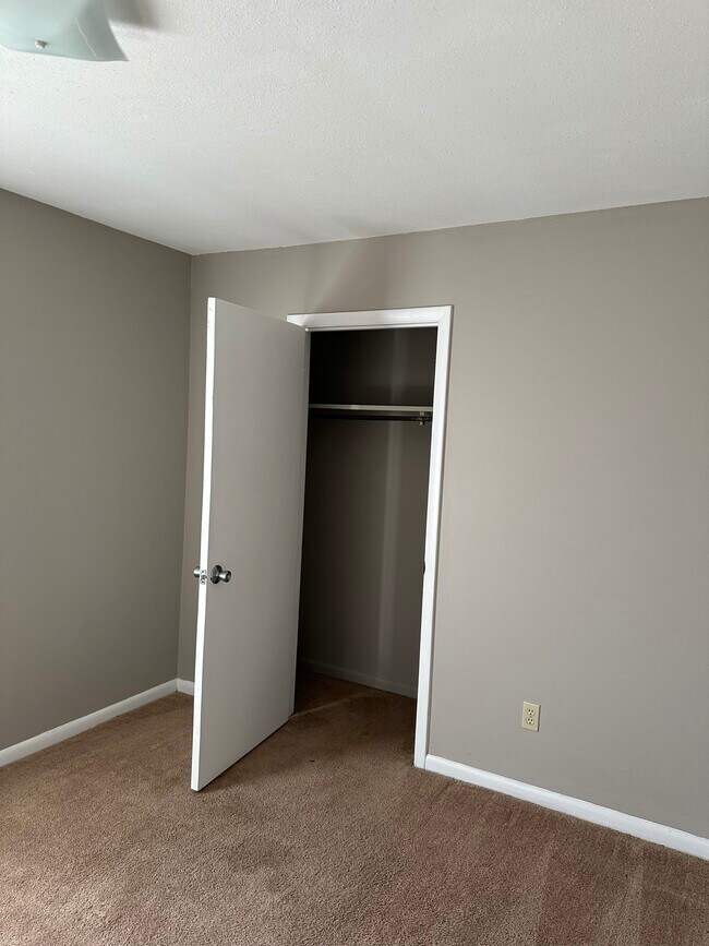 Building Photo - 2211 Shannondoah Dr