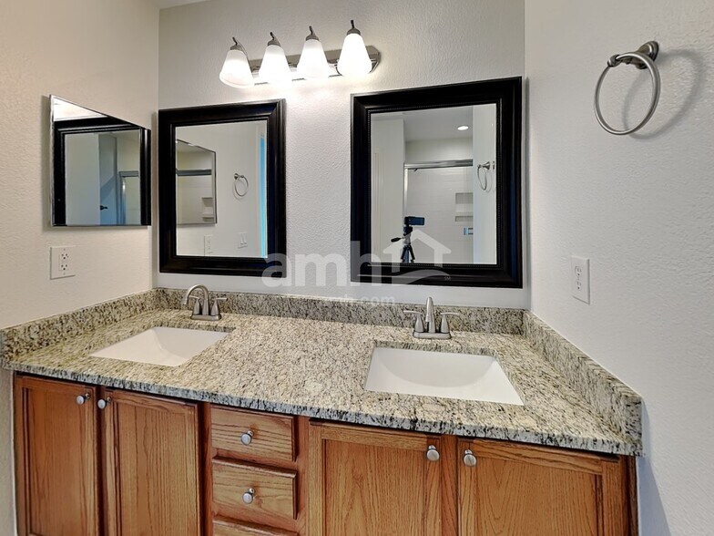 Building Photo - 26139 Flinton Dr