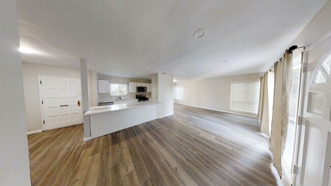 Building Photo - 4BD/2BA with Parking!
