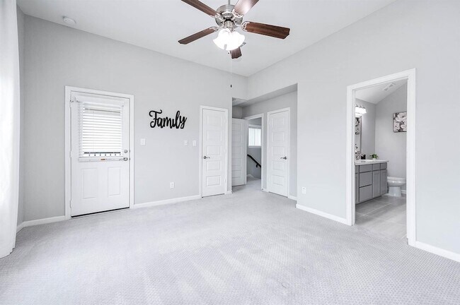 Building Photo - 2022 Groveland Glen Dr