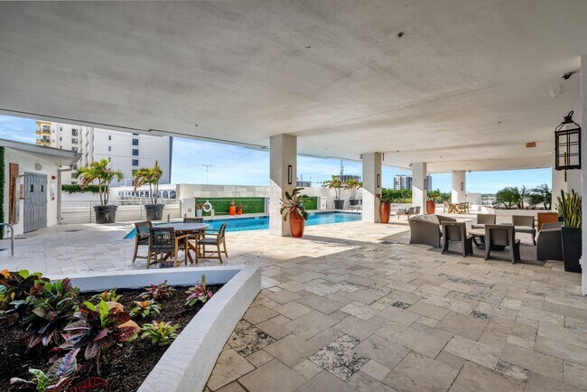 Building Photo - 315 NE 3rd Ave