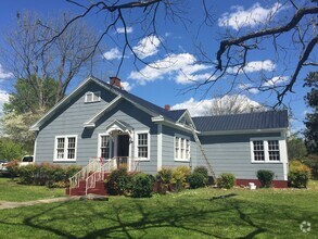 Building Photo - Beautiful Farmhouse- 3 bedroom/2 bathroom