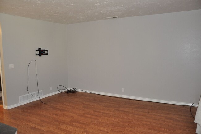 Building Photo - Beautiful 2 bedroom on the east side!