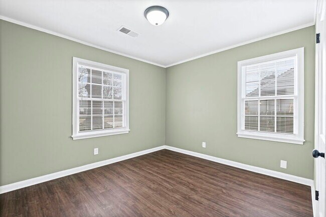 Building Photo - 4 Bedroom In Colonial Acres