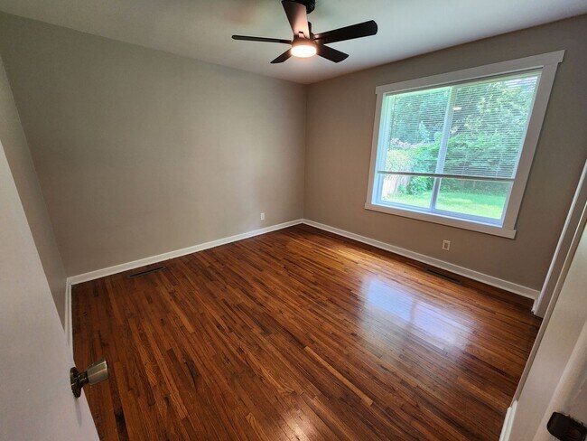 Building Photo - Spacious 3-Bedroom, 1-Bathroom Home AVAILABLE NOW!!