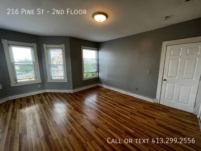 Building Photo - Large, Four Bedroom Unit Close To Food, Sh...